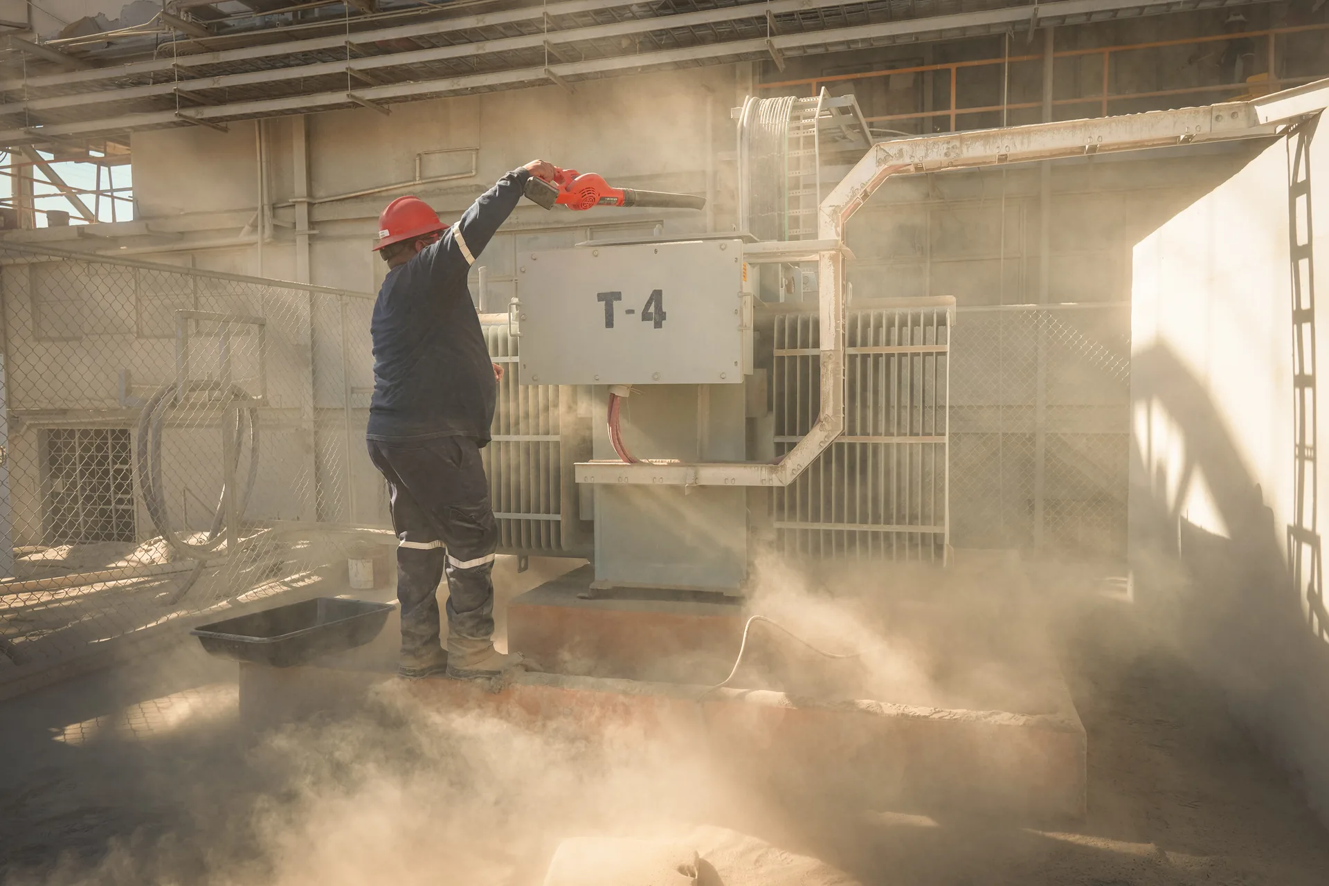Técnico de TEMISA dando mantenimiento a un transformador de potencia en planta
